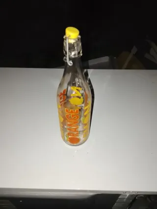 Botella de vidrio con tapa
