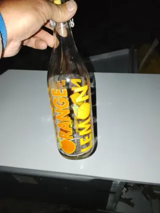 Botella de vidrio con tapa