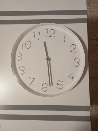 Reloj de Pared Blanco y Gris (Ikea)