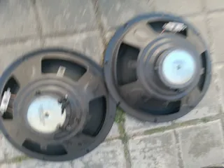 Altavoces plateados y negros