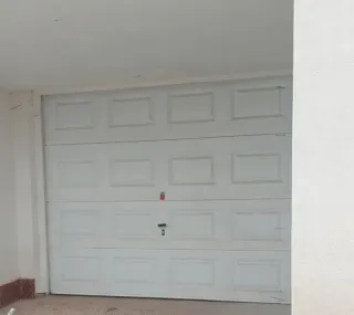Puerta de garaje blanca seccional.