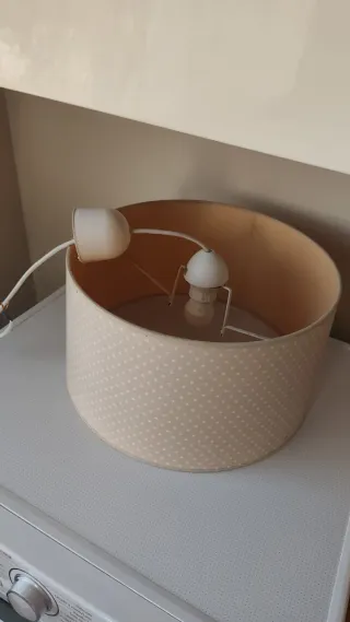 Lámpara de tela beige con puntos blancos