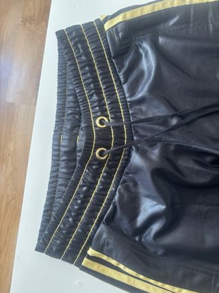 Pantalón Adidas efecto cuero negro/dorado T.XS/34