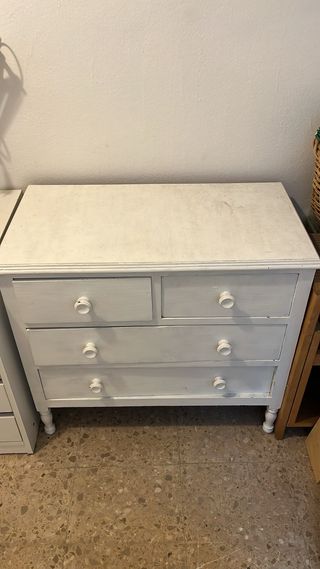 Cómoda blanca de madera con cajones