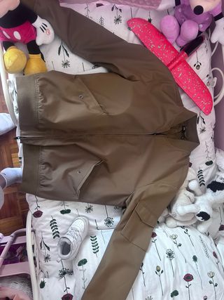 Chaqueta Zara marrón y camisa blanca