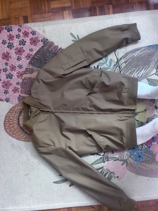 Chaqueta Zara marrón y camisa blanca