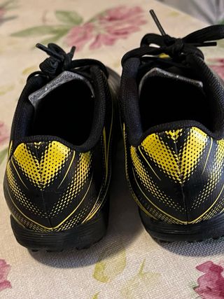 Zapatillas Fútbol Puma Niño Negras y Amarillas