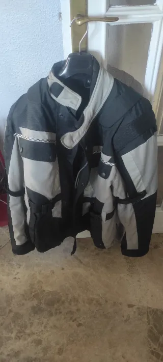 Chaqueta de moto negra y gris