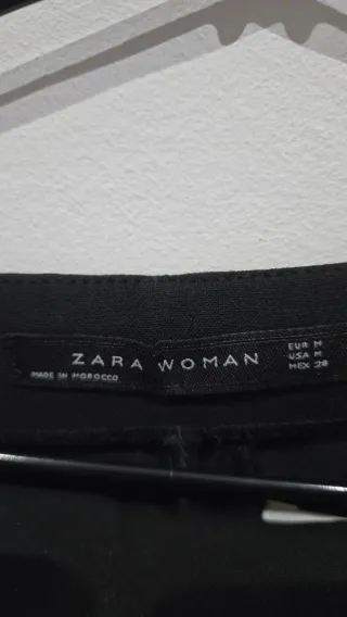 Falda negra con volantes y cremallera