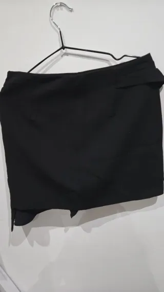 Falda negra con volantes y cremallera