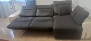 Sofá chaiselongue relax gris y blanco.