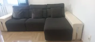 Sofá chaiselongue relax gris y blanco.