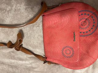 Bolso Desigual Coral con Tiras Marrones