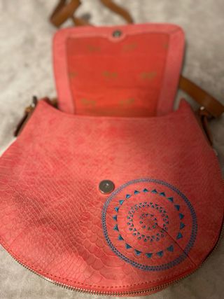 Bolso Desigual Coral con Tiras Marrones