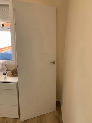 Puerta madera blanca con 4 lineas