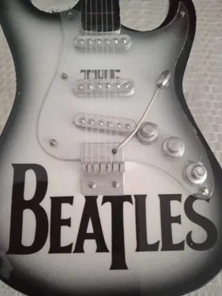 Guitarra Miniatura Los Beatles