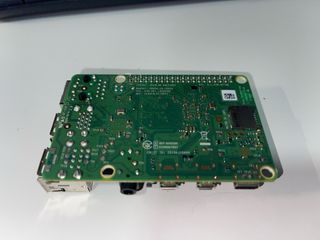 Raspberry Pi 4B 2GB con fallo luz roja