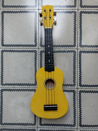 Ukelele amarillo con funda