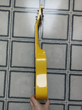 Ukelele amarillo con funda