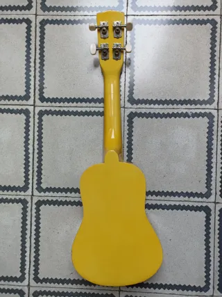Ukelele amarillo con funda