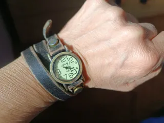 Orologio da polso marrone e ottone imbrunito