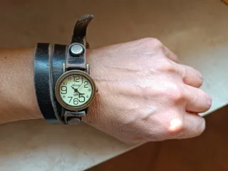 Orologio da polso marrone e ottone imbrunito