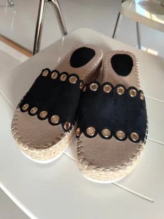 Sandalias de cuña negras y beige
