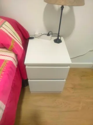 Mesita de noche blanca