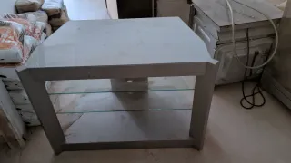 Mueble TV gris y transparente