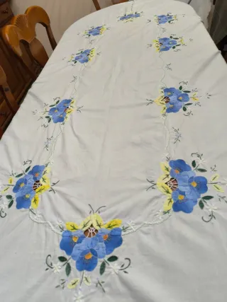 Mantelería bordada flores azules