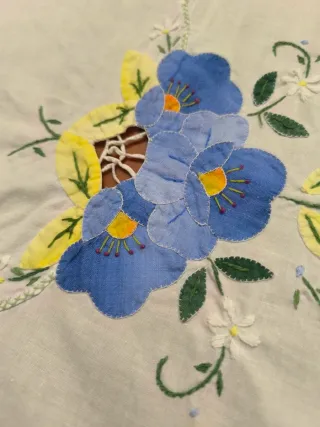 Mantelería bordada flores azules
