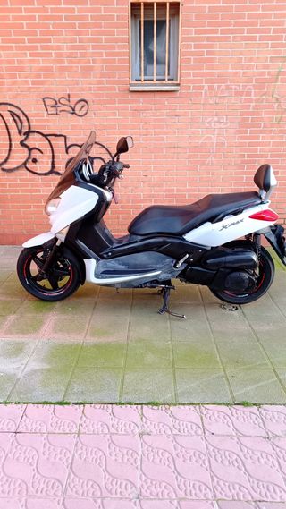 Yamaha Maxi Scooter Blanca/Negra  250cc