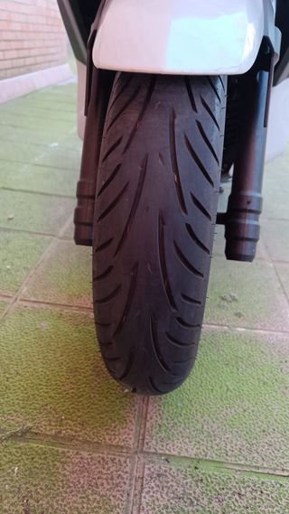 Yamaha Maxi Scooter Blanca/Negra  250cc