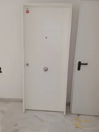 Puerta de entrada blanca lacada