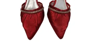 Décolleté rosse effetto raso con strass