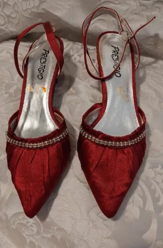 Décolleté rosse effetto raso con strass