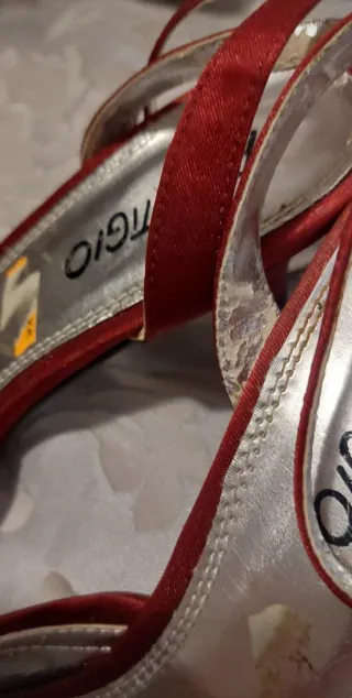 Décolleté rosse effetto raso con strass