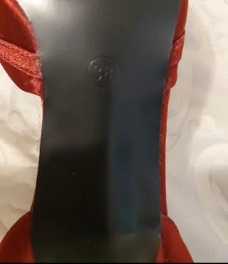 Décolleté rosse effetto raso con strass