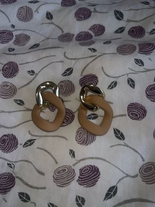 Pendientes dorados y marrones