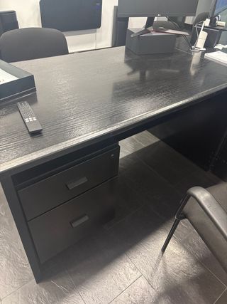 Mesa de oficina negra con cajones