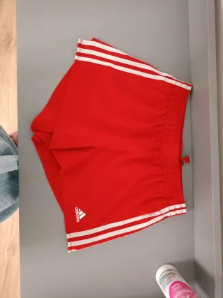Pantalón corto Adidas rojo