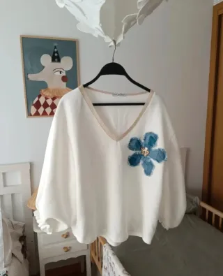Sudadera blanca con flor azul