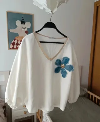 Sudadera blanca con flor azul