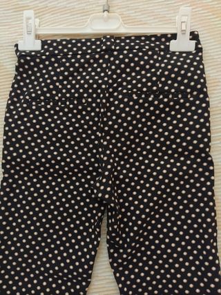 Pantalón leggins de fondo negro.