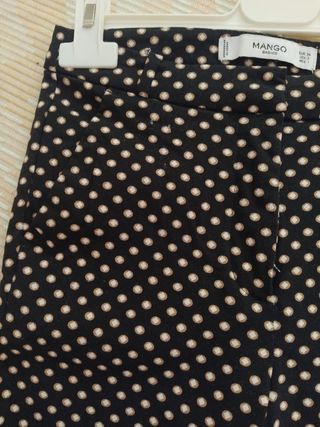 Pantalón leggins de fondo negro.