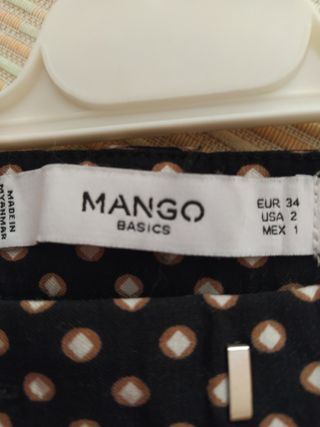 Pantalón leggins de fondo negro.