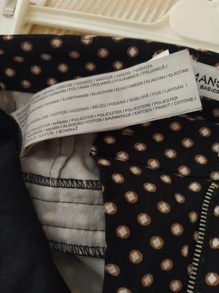 Pantalón leggins de fondo negro.