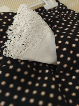 Pantalón leggins de fondo negro.