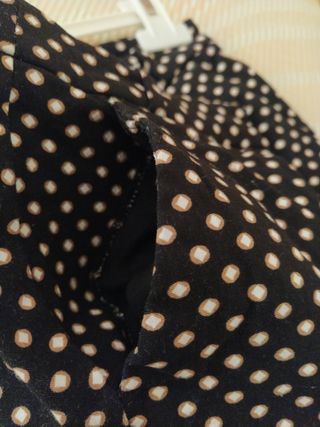 Pantalón leggins de fondo negro.