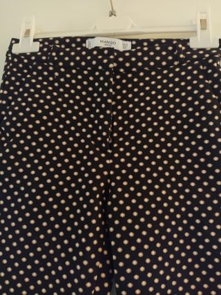 Pantalón leggins de fondo negro.